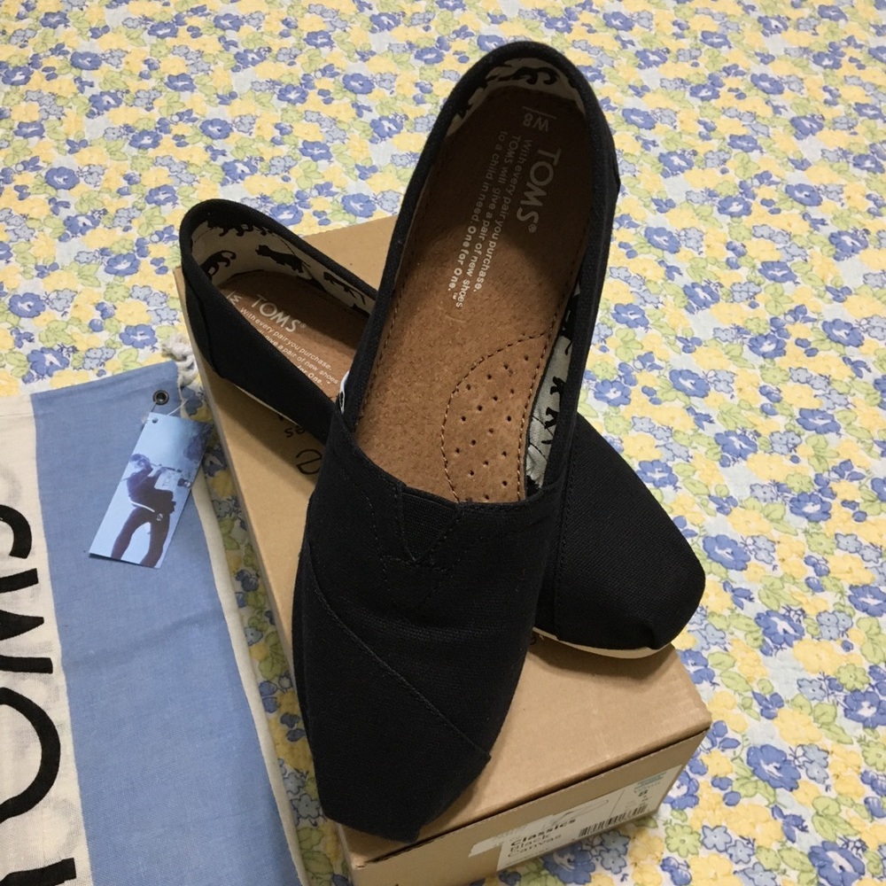 TOMS classic black canvas shoes Women size 8